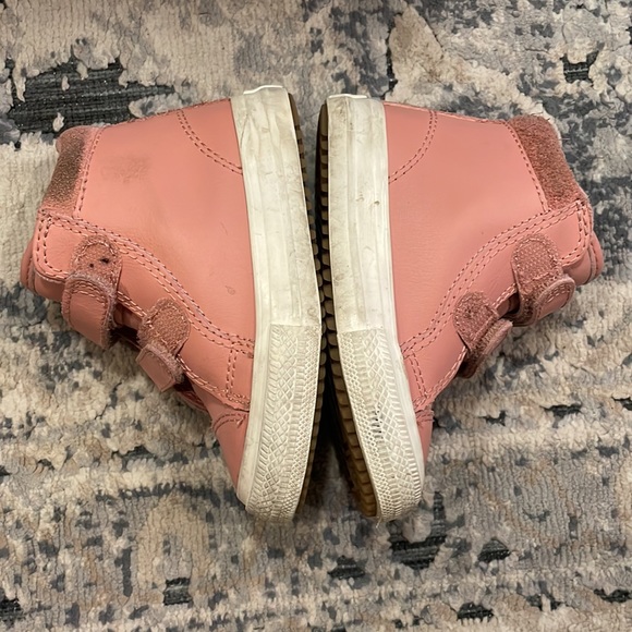 Toddler Converse booties size 5 - Picture 3 of 4